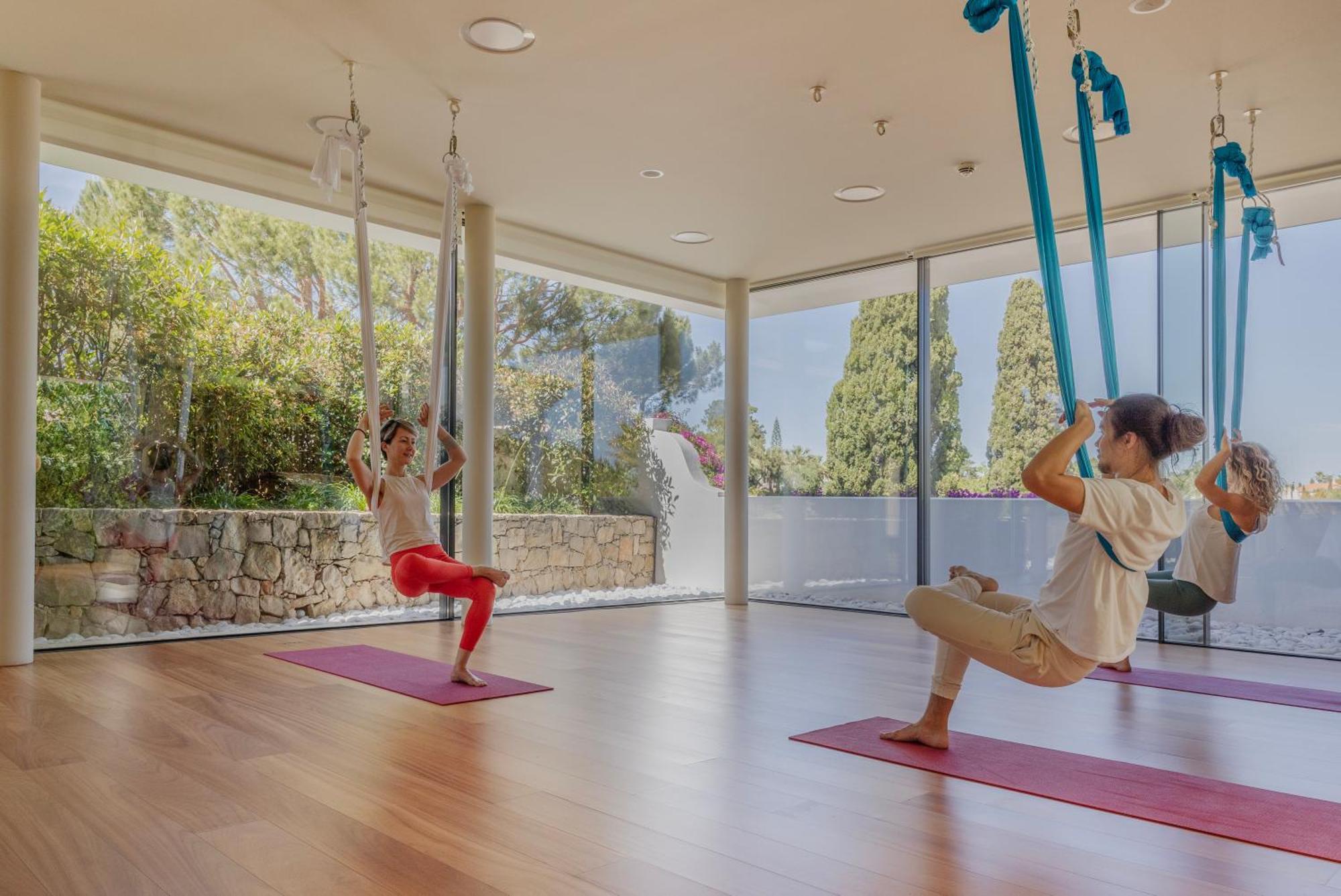 Vila Vita Parc Armação de Pêra Dış mekan fotoğraf Aerial yoga at the B.A.S.F. Wellness Center