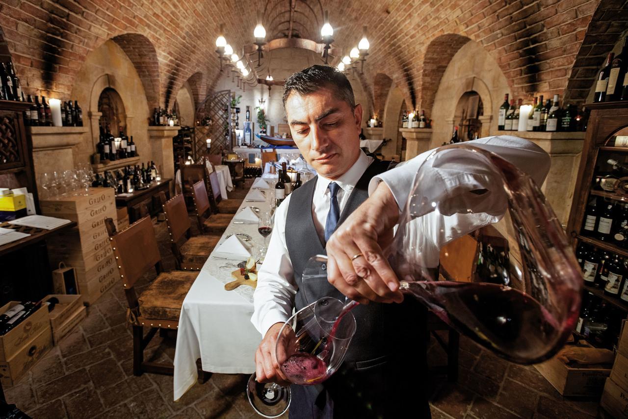 Vila Vita Parc Armação de Pêra Dış mekan fotoğraf Sommelier decanting wine
